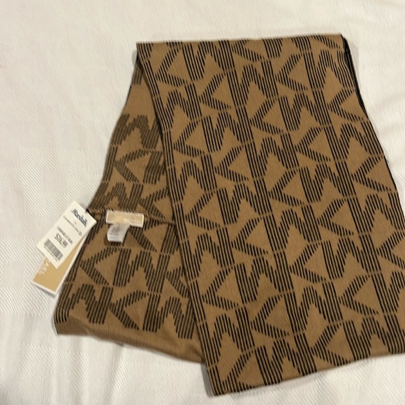 Michael Kors scarf - Picture 2 of 4